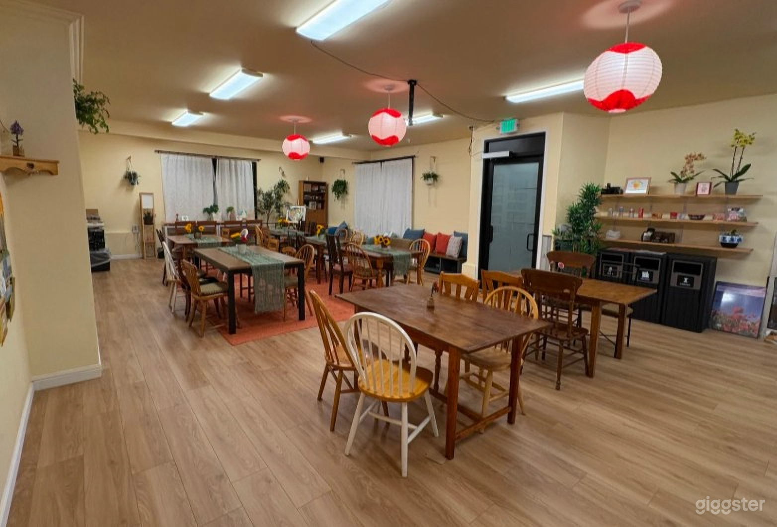 Cozy Arts &amp; Crafts Studio Photo 3