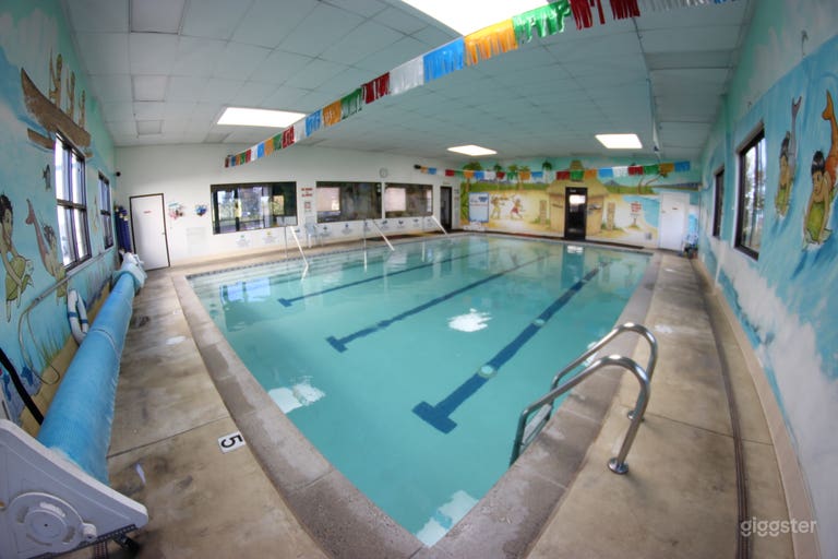  Vue de la piscine à l'entrée à double porte 