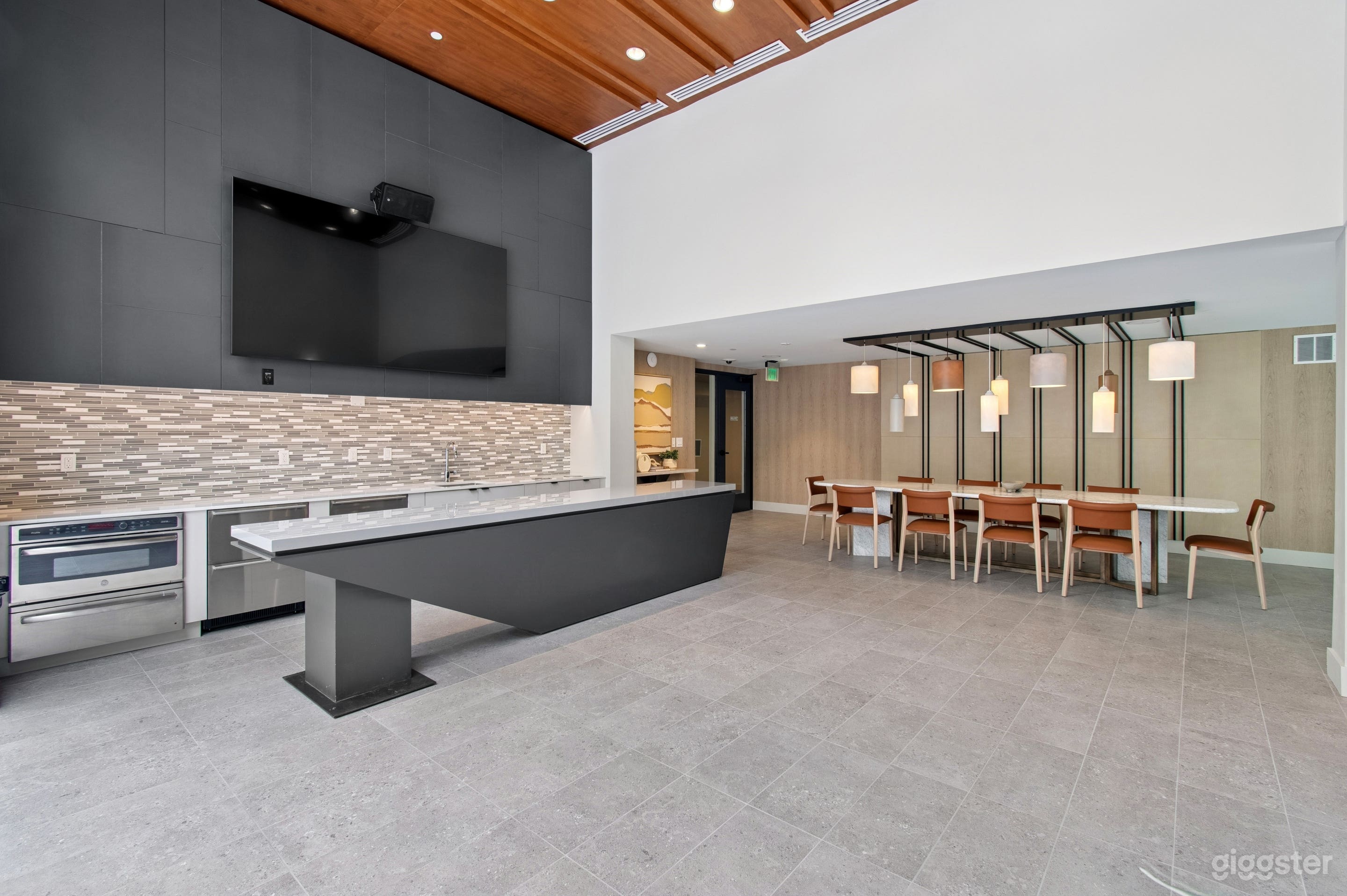 Bright Lounge Space for Meetings in San Francisco Photo 1