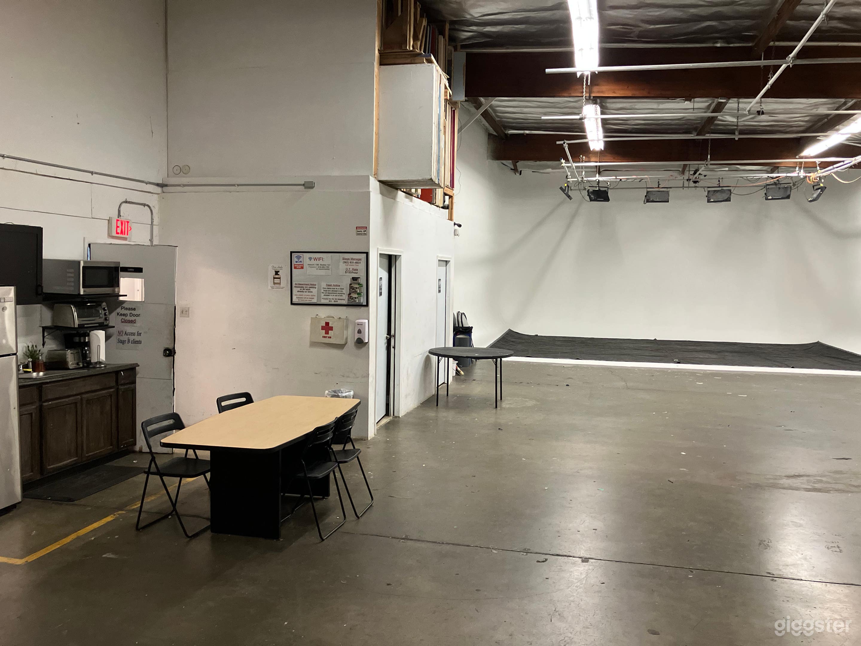 82' 3-wall Pre-lit Green Screen Cyc Studio Photo 2