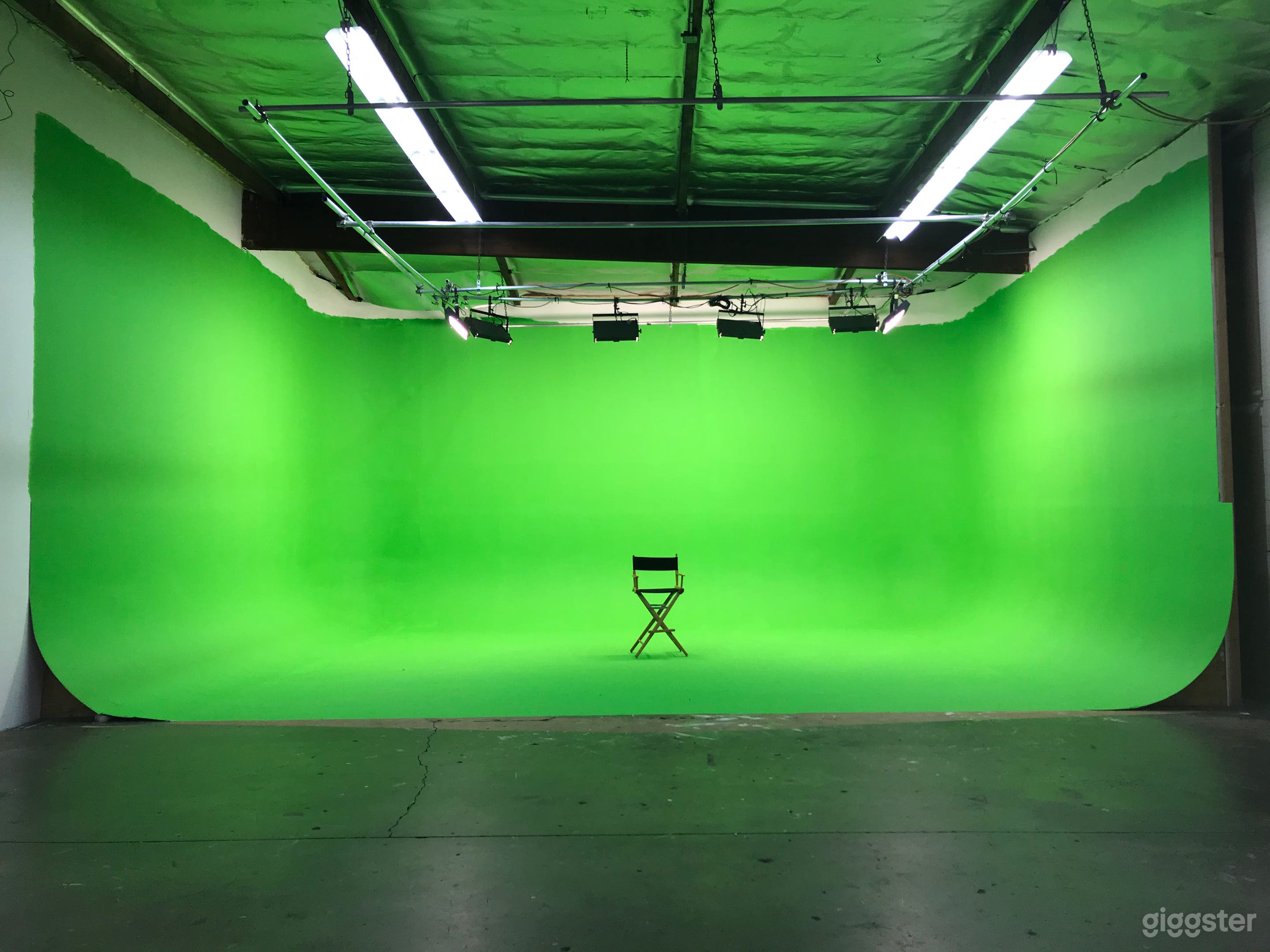 82' 3-wall Pre-lit Green Screen Cyc Studio Photo 1
