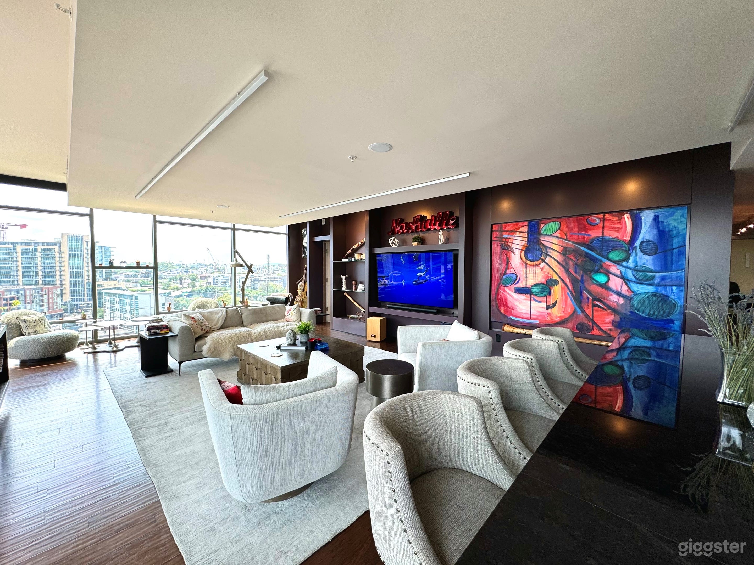 Luxury condo w/ city view, near downtown Photo 1