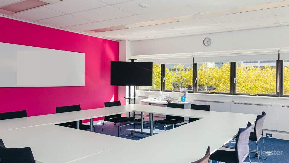 Midsummer A&amp;B Boardroom Good for 16 Persons Photo 1