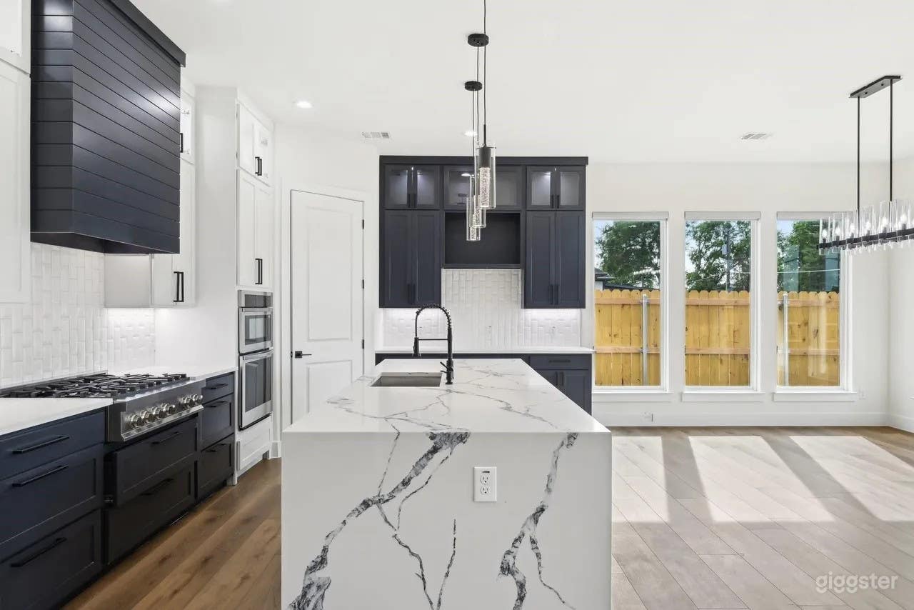 Modern Marble & Black-Trim Home, Natural Light, 5 Looks Photo 2
