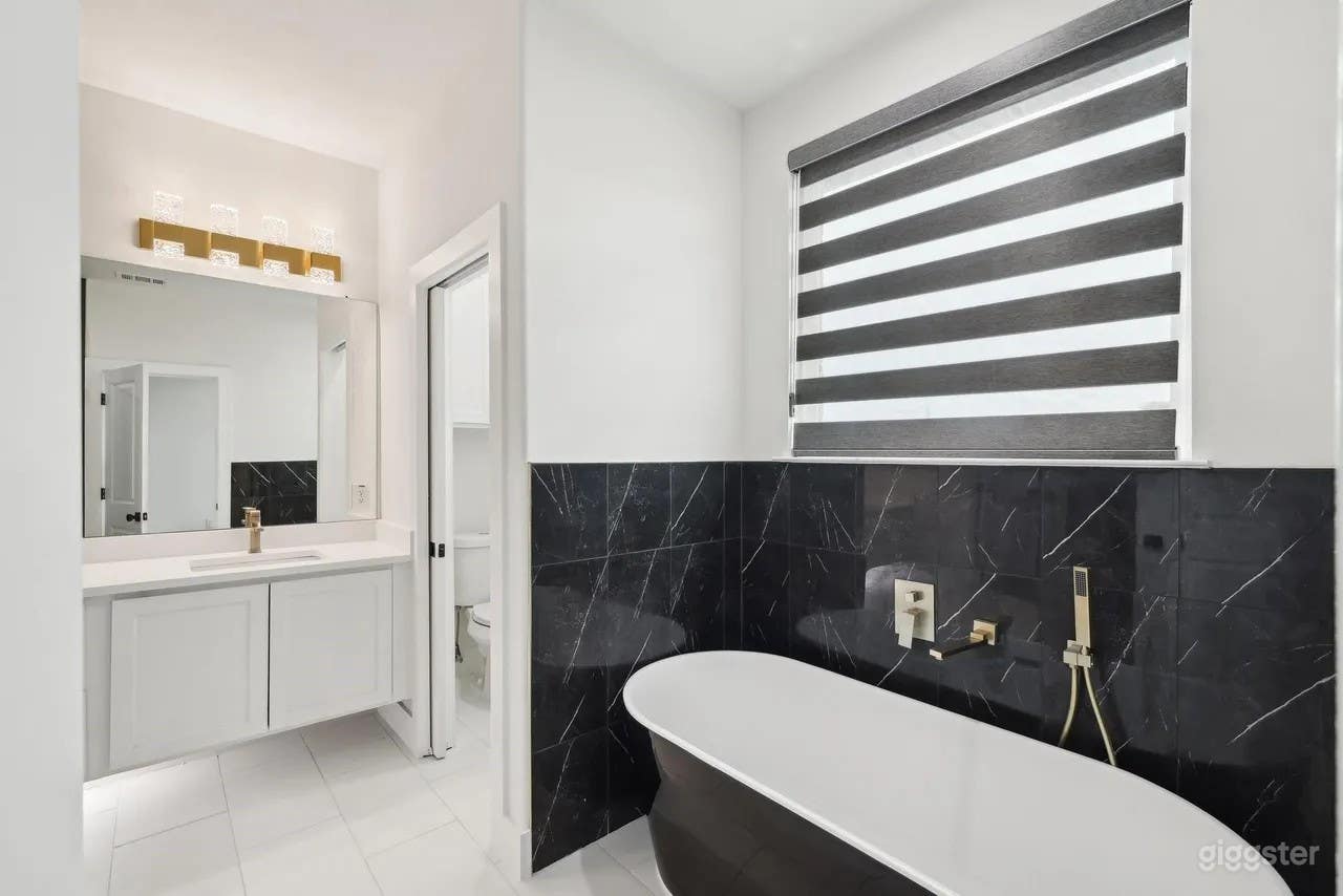 Modern Marble & Black-Trim Home, Natural Light, 5 Looks Photo 4