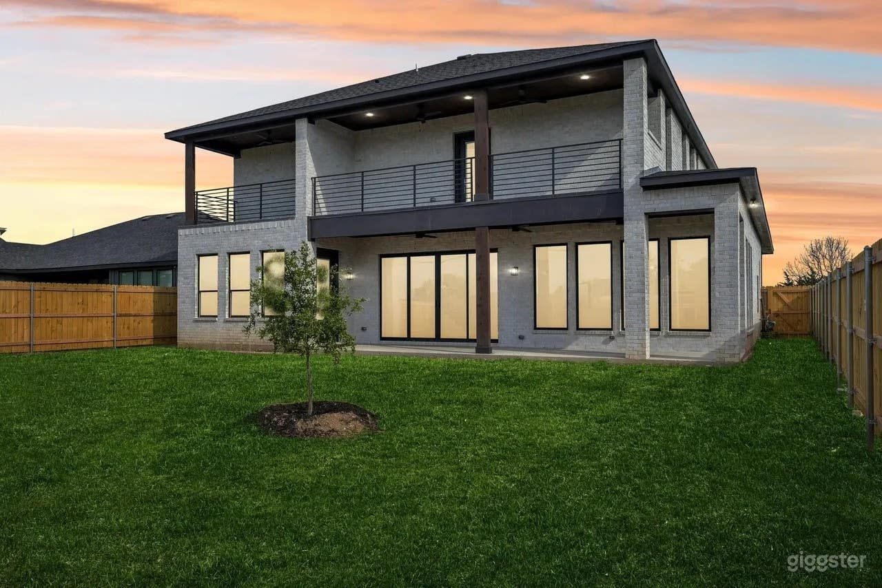 Modern Marble & Black-Trim Home, Natural Light, 5 Looks Photo 4