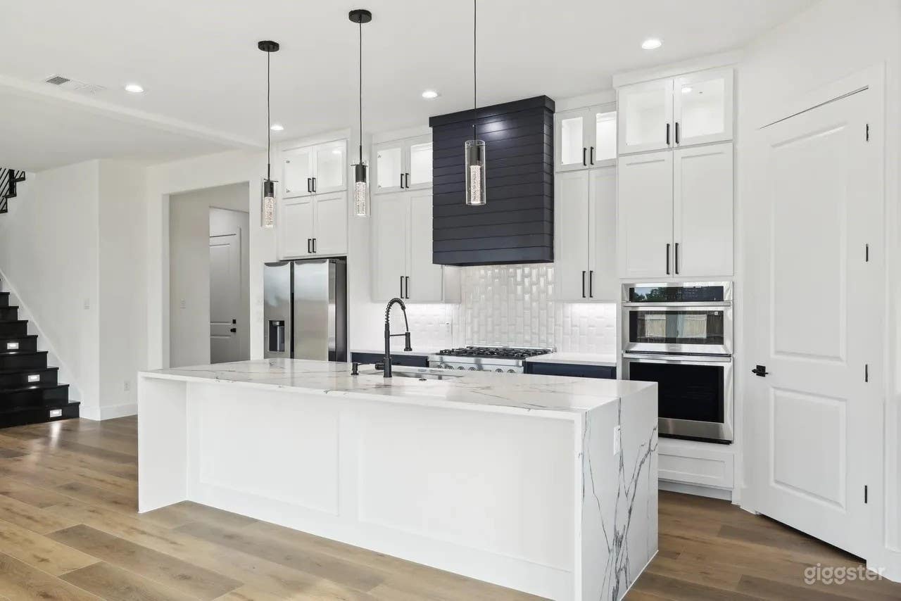 Modern Marble & Black-Trim Home, Natural Light, 5 Looks Photo 3