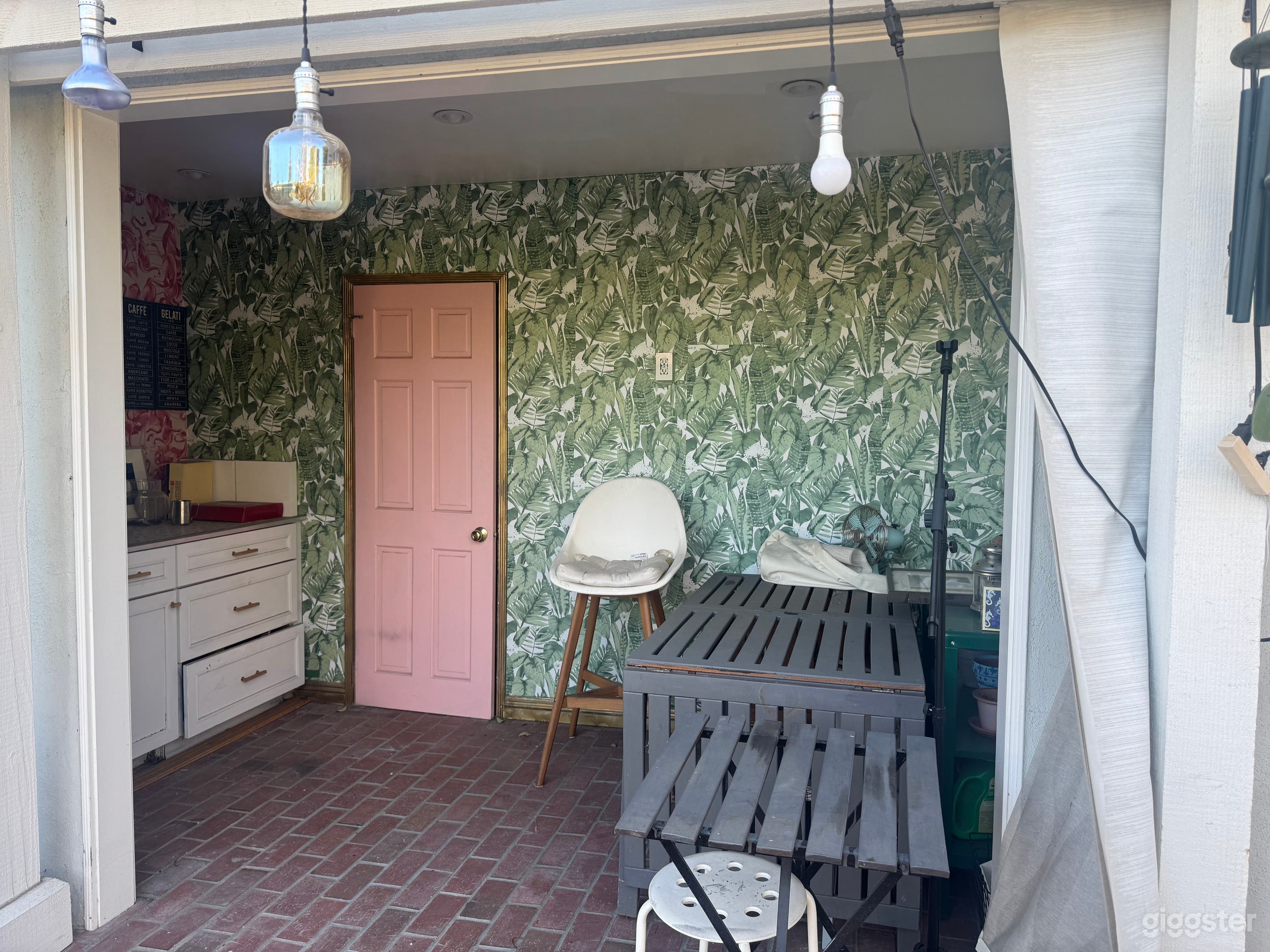 Backyard: resting room 