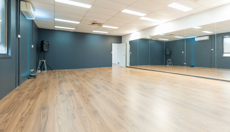 LARGE STUDIO Photo 3