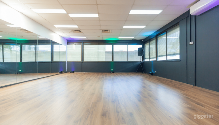 LARGE STUDIO Photo 2