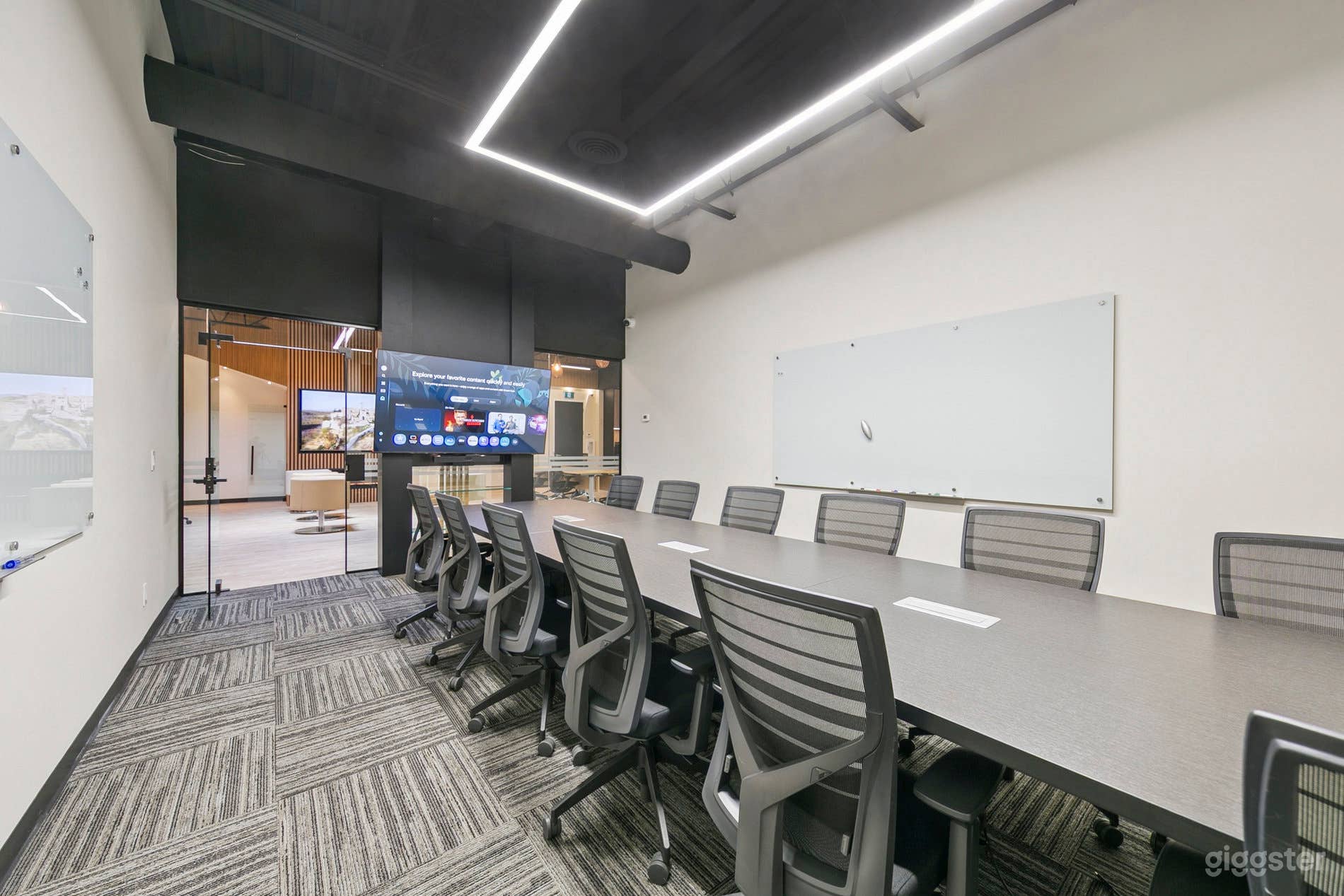 12-Person Meeting Room at the Heart of Mississauga Photo 4