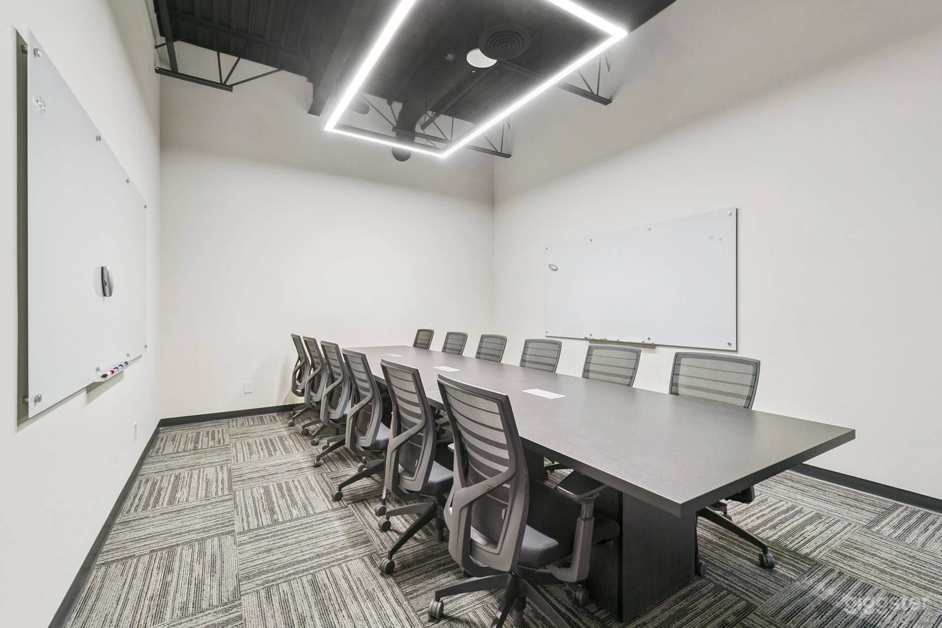 12-Person Meeting Room at the Heart of Mississauga Photo 2