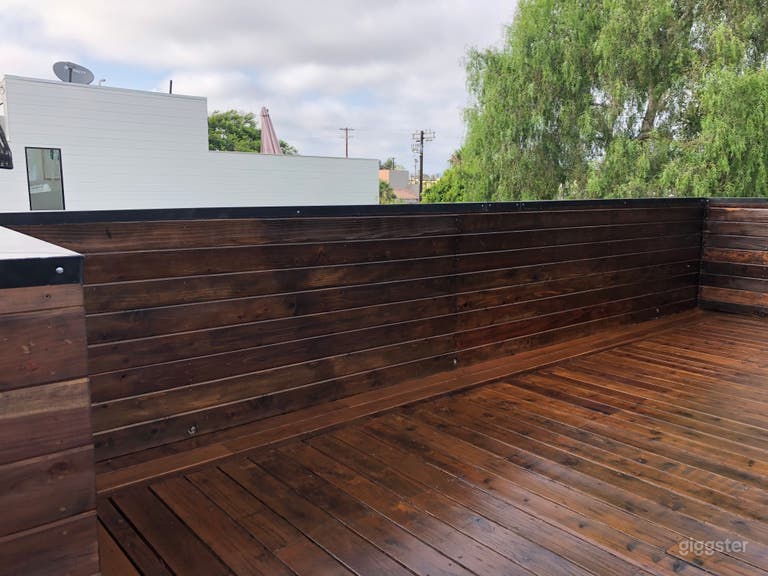  Terraza en la azotea de 1,000 sq ft—las producciones son bienvenidas para traer accesorios. Espacio totalmente privado y versátil para rodajes con áreas de descanso y vistas al horizonte.
 