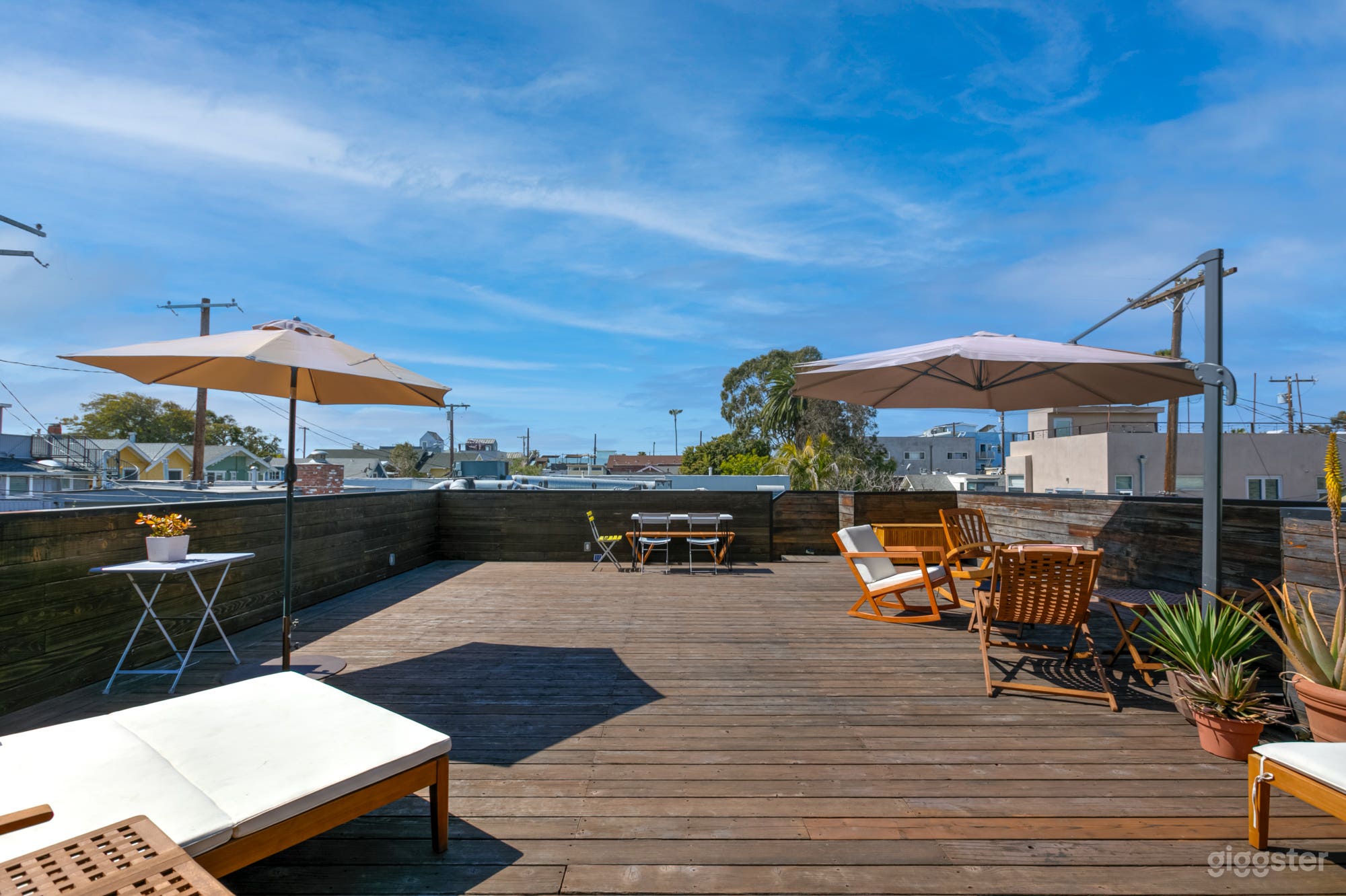1,000sf private rooftop deck: ideal for photo/video shoots. Lounge space for clients, versatile backdrop, full privacy. 🎥☀️