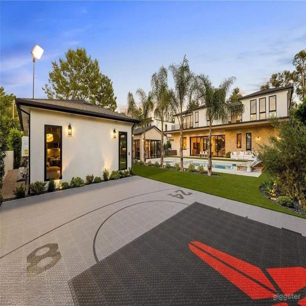 Modern Farmhouse Estate with Pool &amp; Open Interiors Photo 3