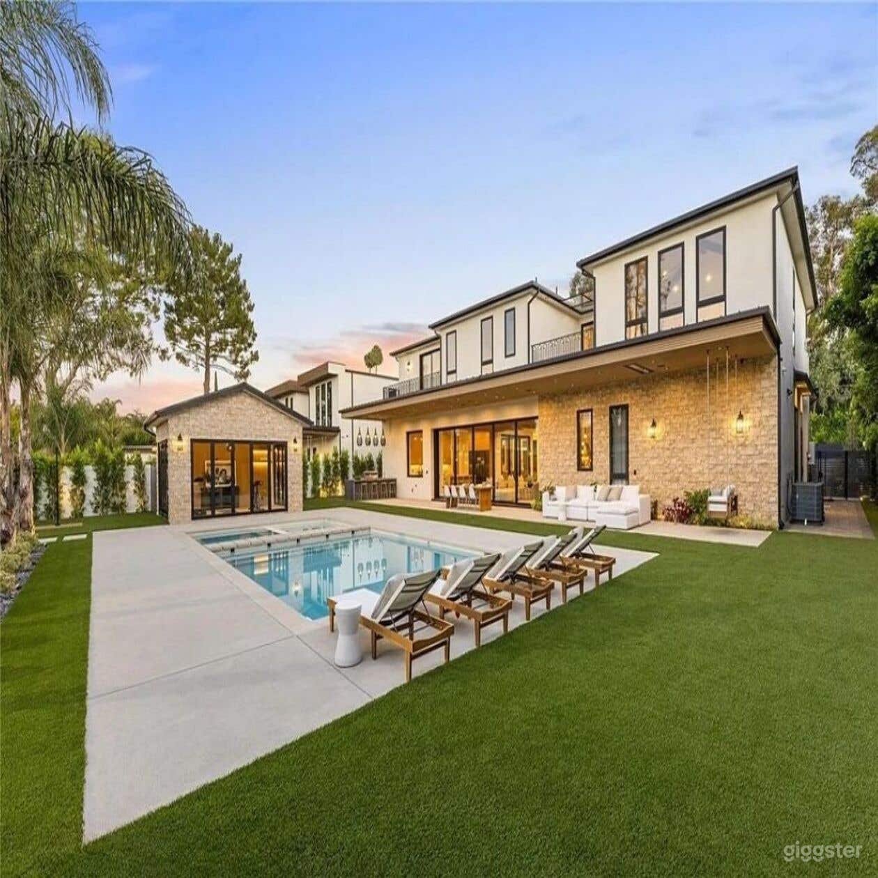 Modern Farmhouse Estate with Pool &amp; Open Interiors Photo 4