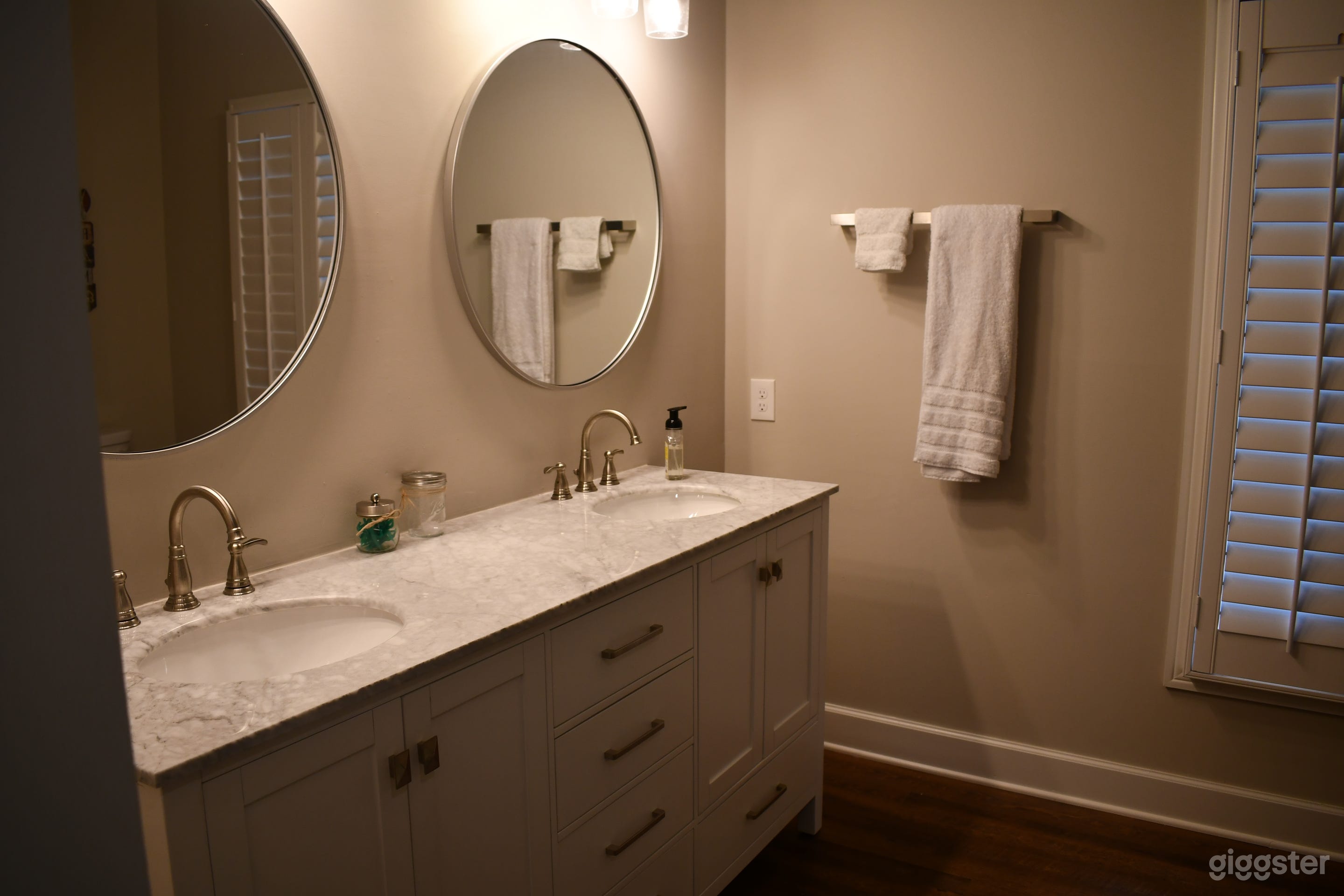 Huge, newly renovated lakehouse, stunning views Photo 2