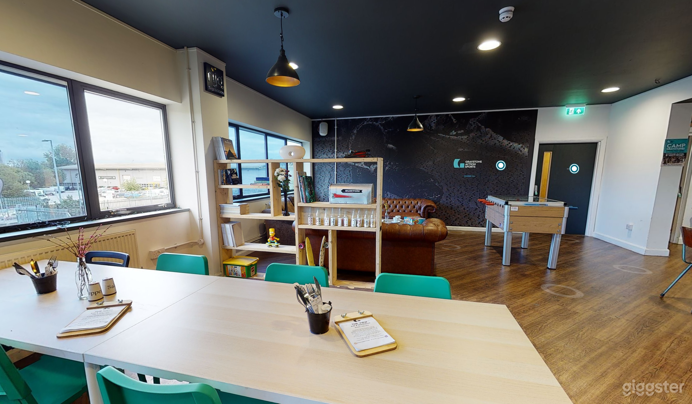 Modern Industrial Bar/Restaurant in Manchester Photo 4