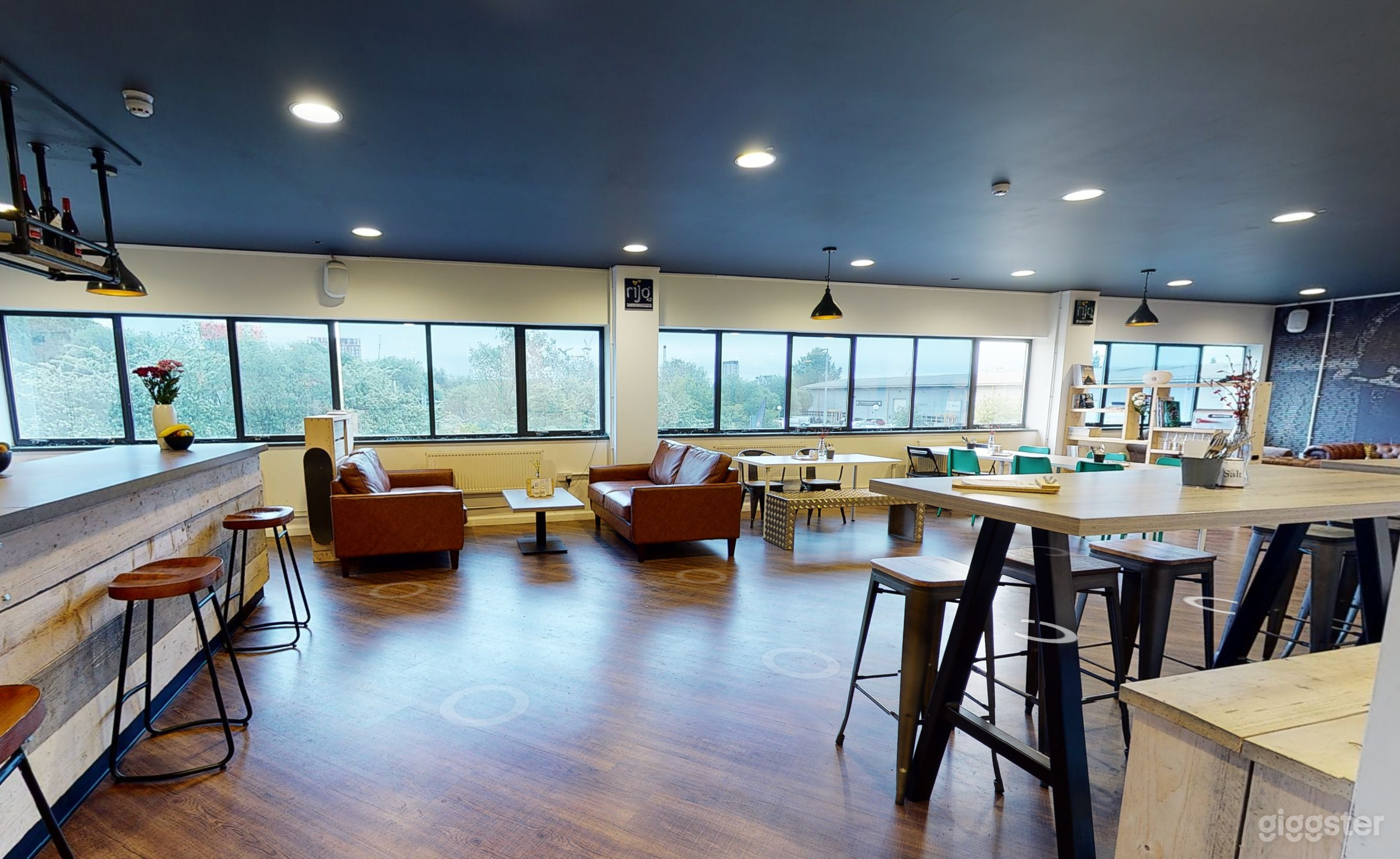 Modern Industrial Bar/Restaurant in Manchester Photo 2