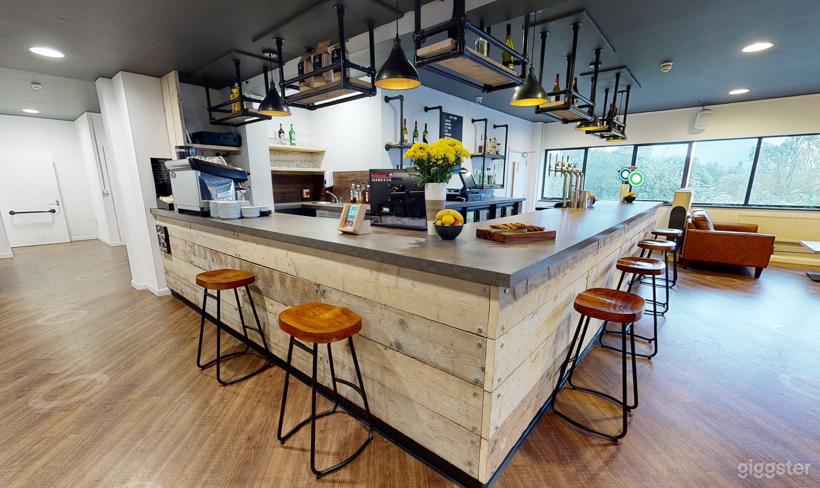 Modern Industrial Bar/Restaurant in Manchester Photo 1