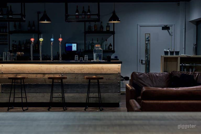  Modern Industrial Bar/Restaurant in Manchester 