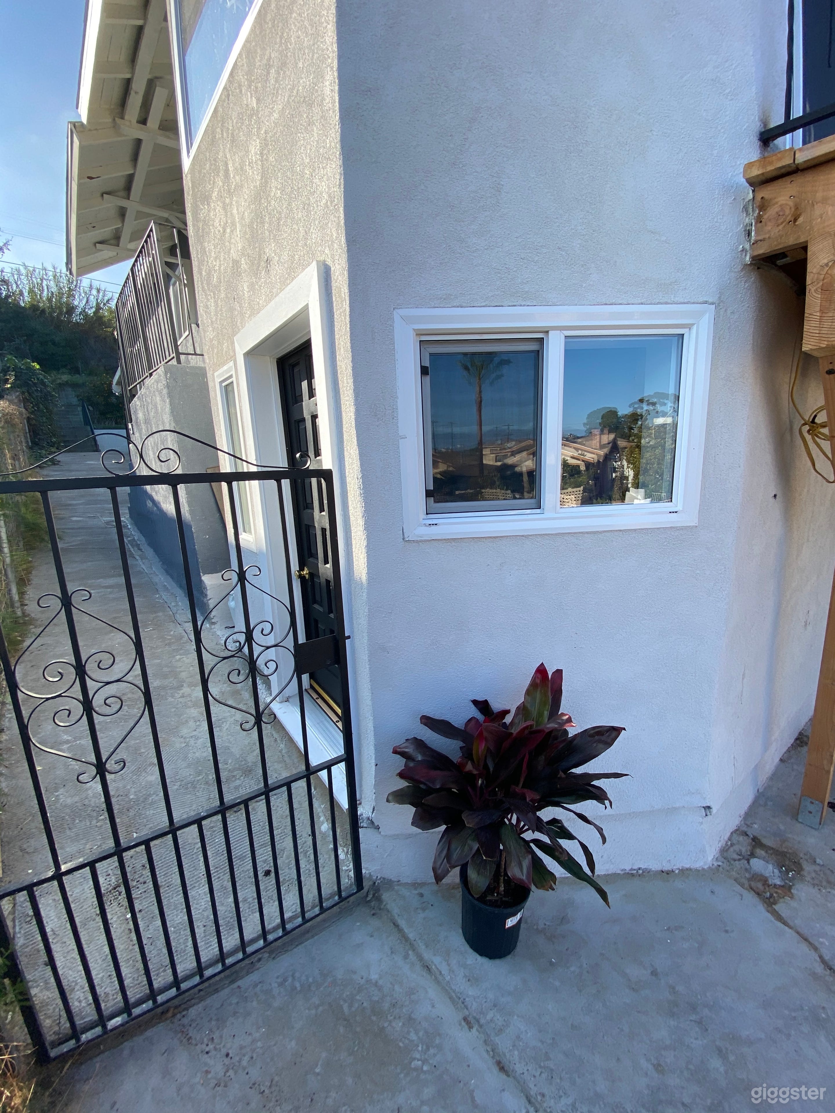 Mid Century Modern Gem Photo 4