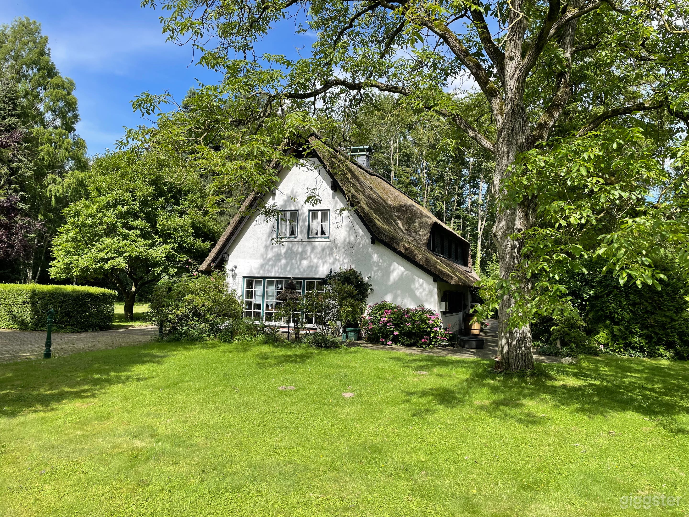 Thatched forester's house with spacious garden Photo 1