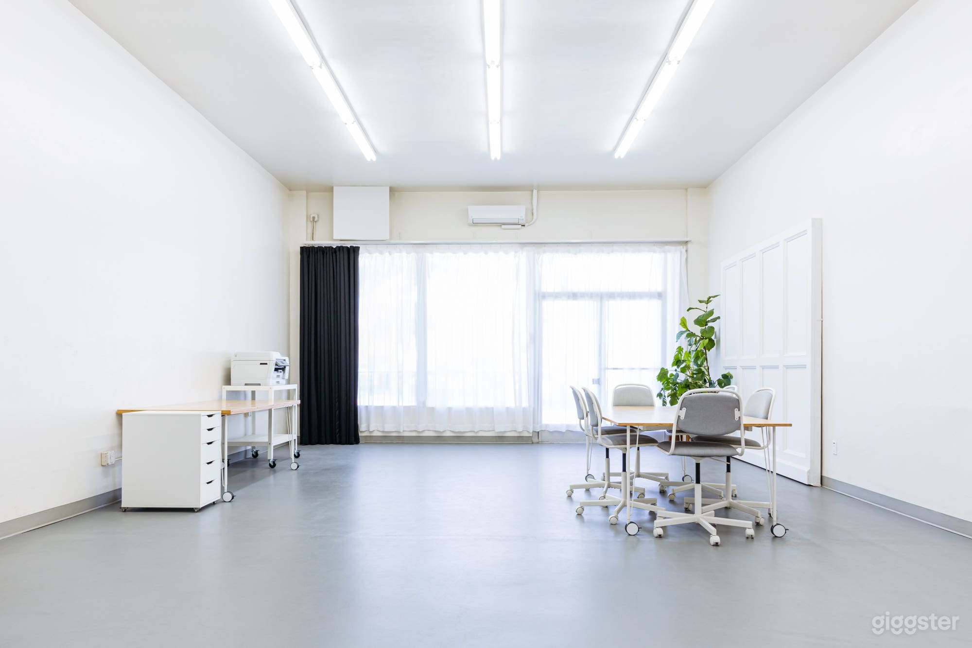 DAYLIGHT STUDIO: This area can serve as a conference area, production area, or roll everything out of the way to make it a daylight shooting space. Ultimate flexibility to get things done.