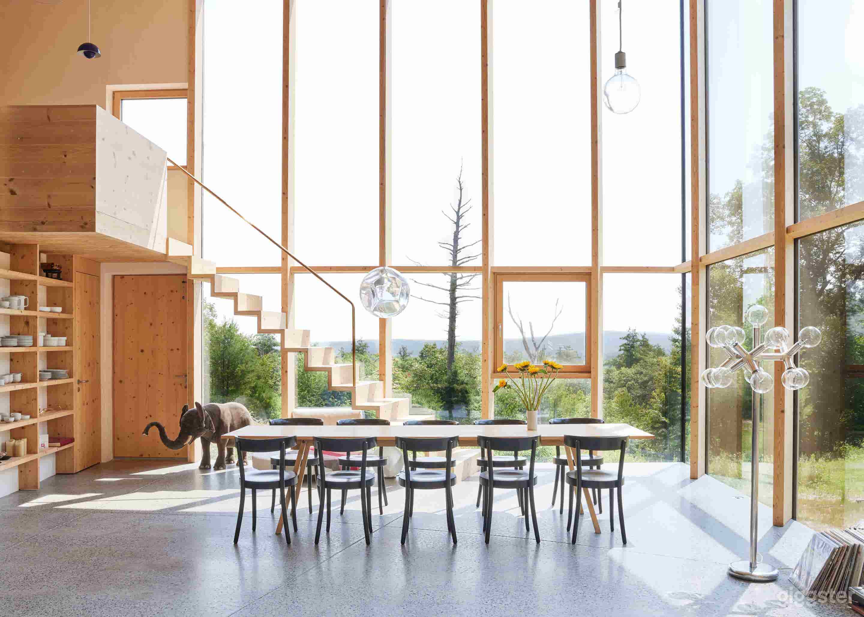 Stunning Sunlit Oasis with Rustic Wood Features Photo 2