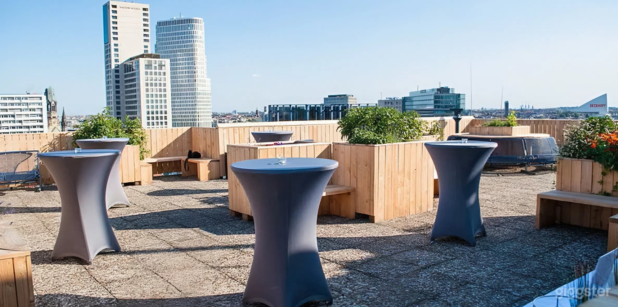 Dachterrasse mit Panoramablick auf die Stadt Foto 3
