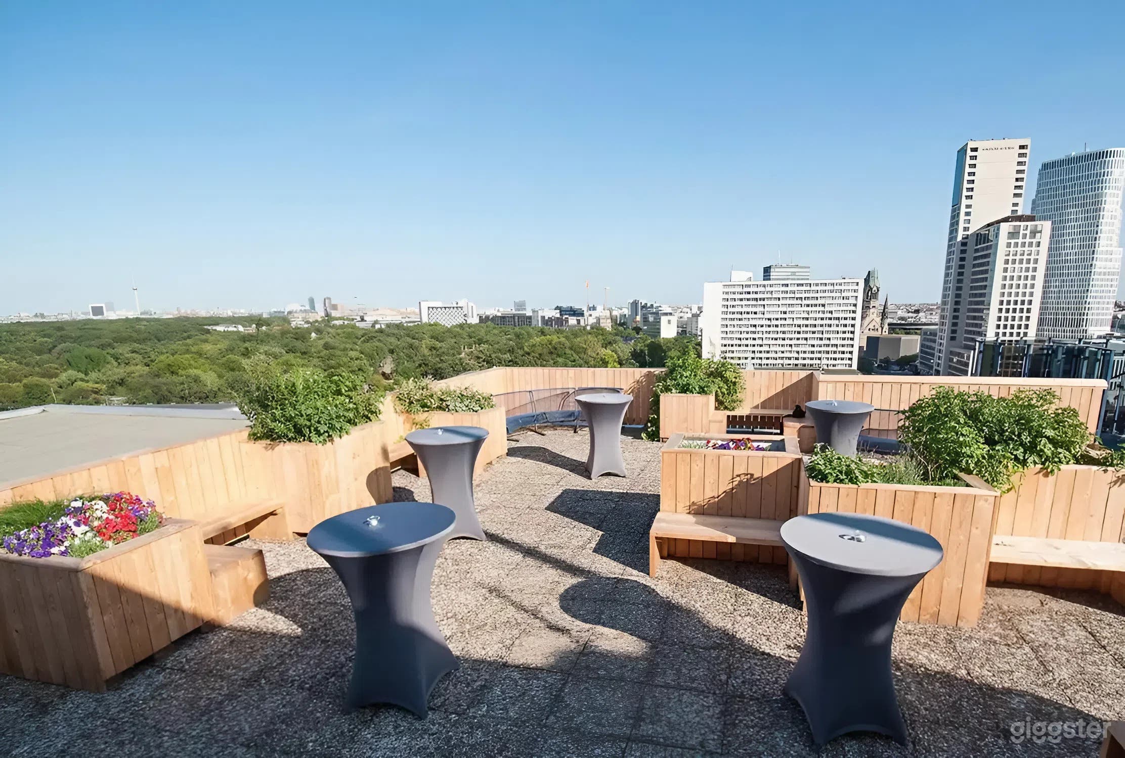 Dachterrasse mit Panoramablick auf die Stadt Foto 1