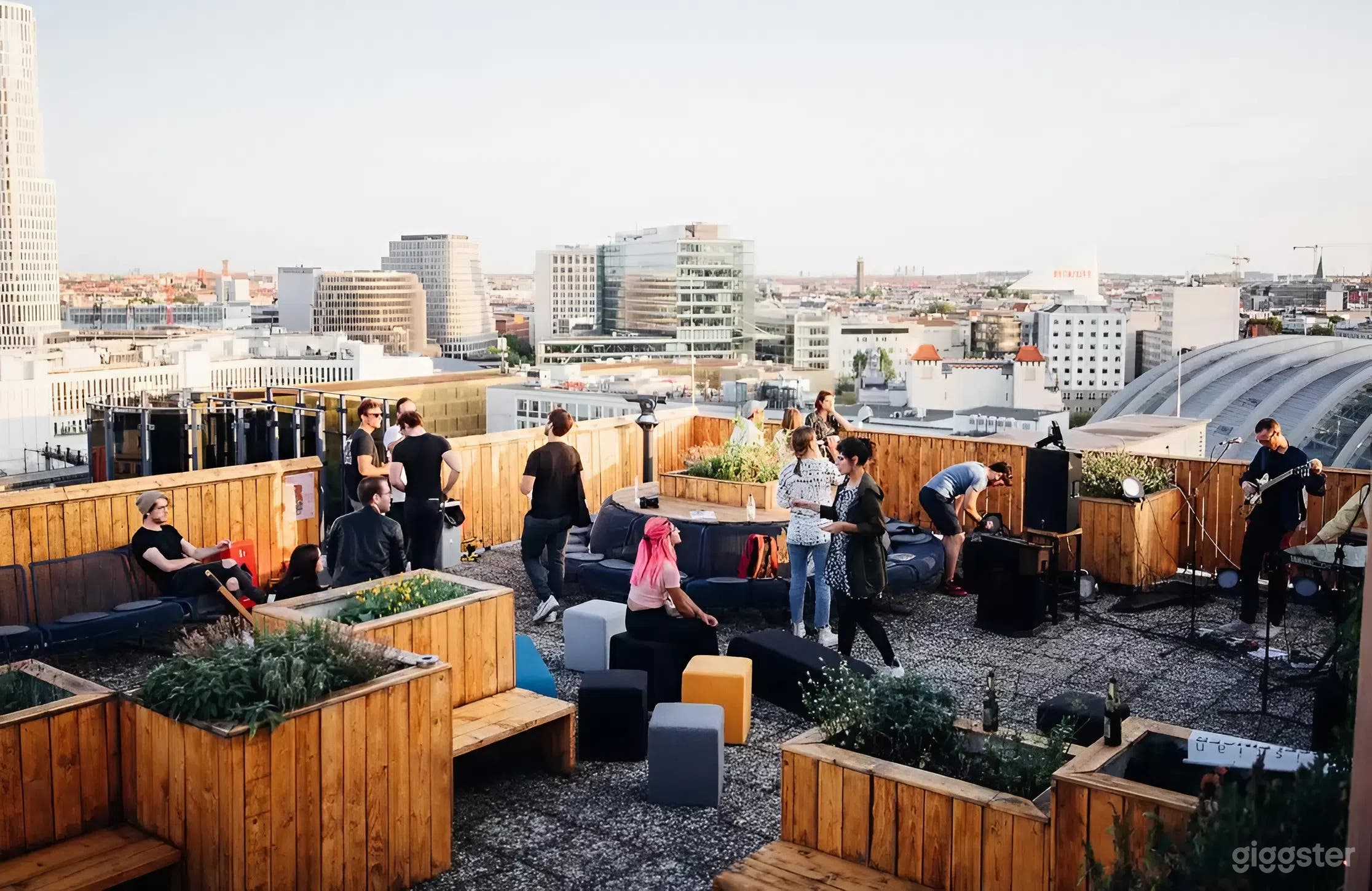 Dachterrasse mit Panoramablick auf die Stadt Foto 4