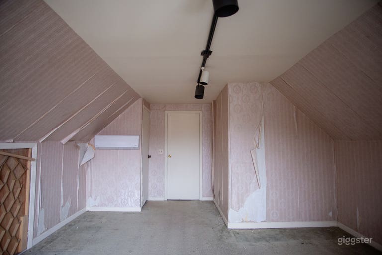  Classic Retro Home with Attic Loft, Chandeliers 