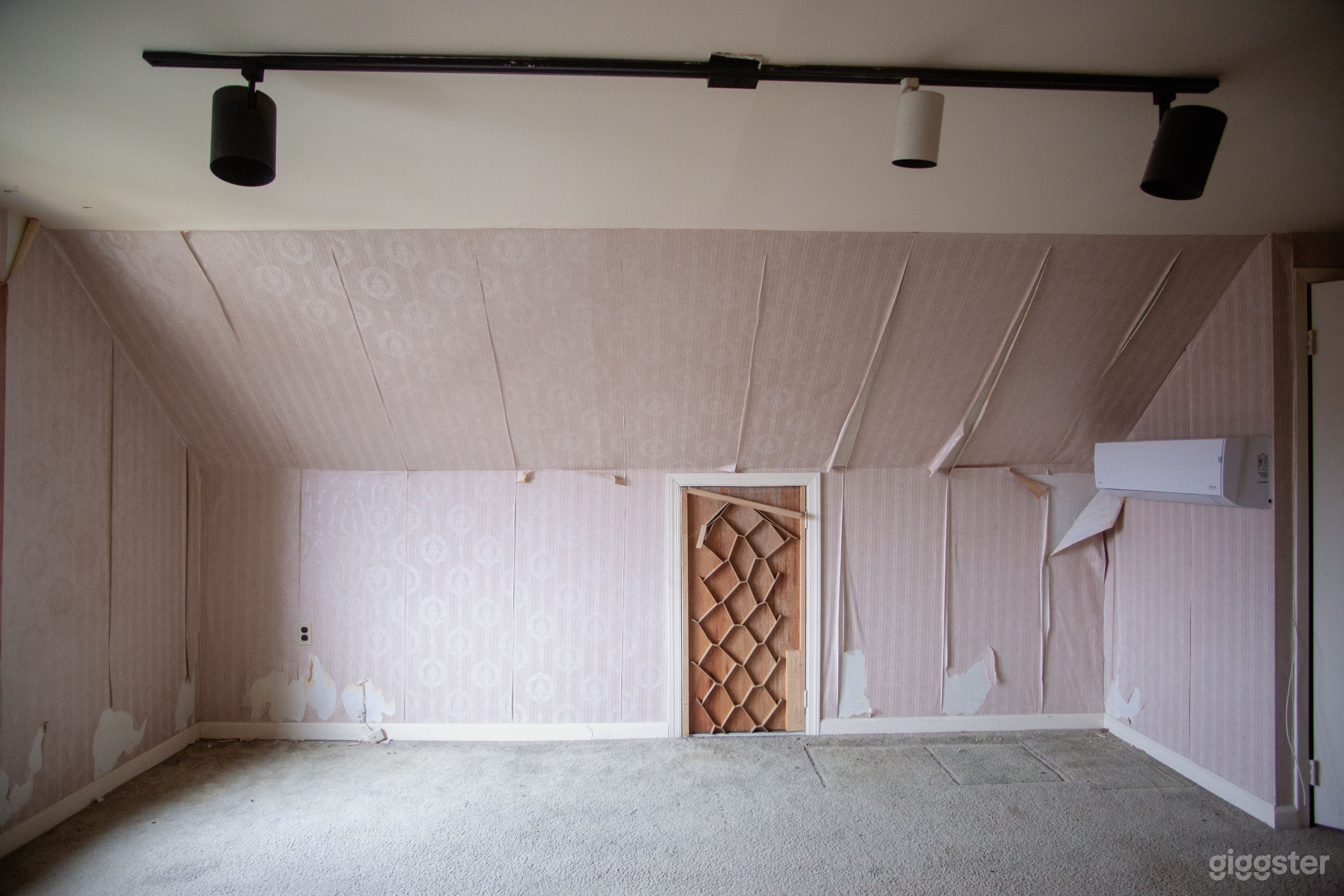 Classic Retro Home with Attic Loft, Chandeliers Photo 3