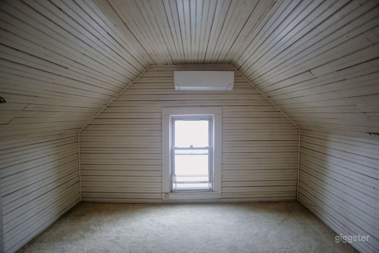  Classic Retro Home with Attic Loft, Chandeliers 