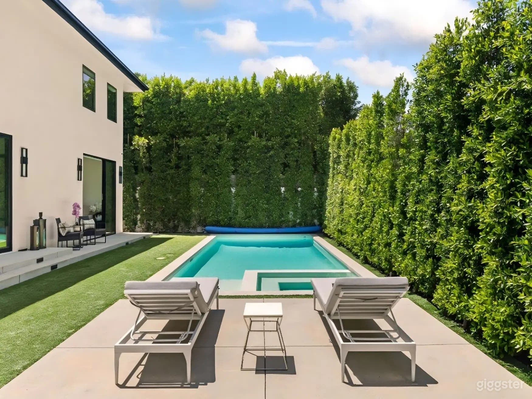 CRISP MODERN OUTDOOR POOL Photo 2