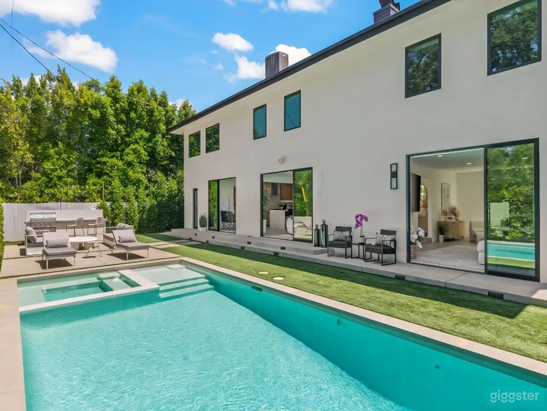 CRISP MODERN OUTDOOR POOL Photo 4