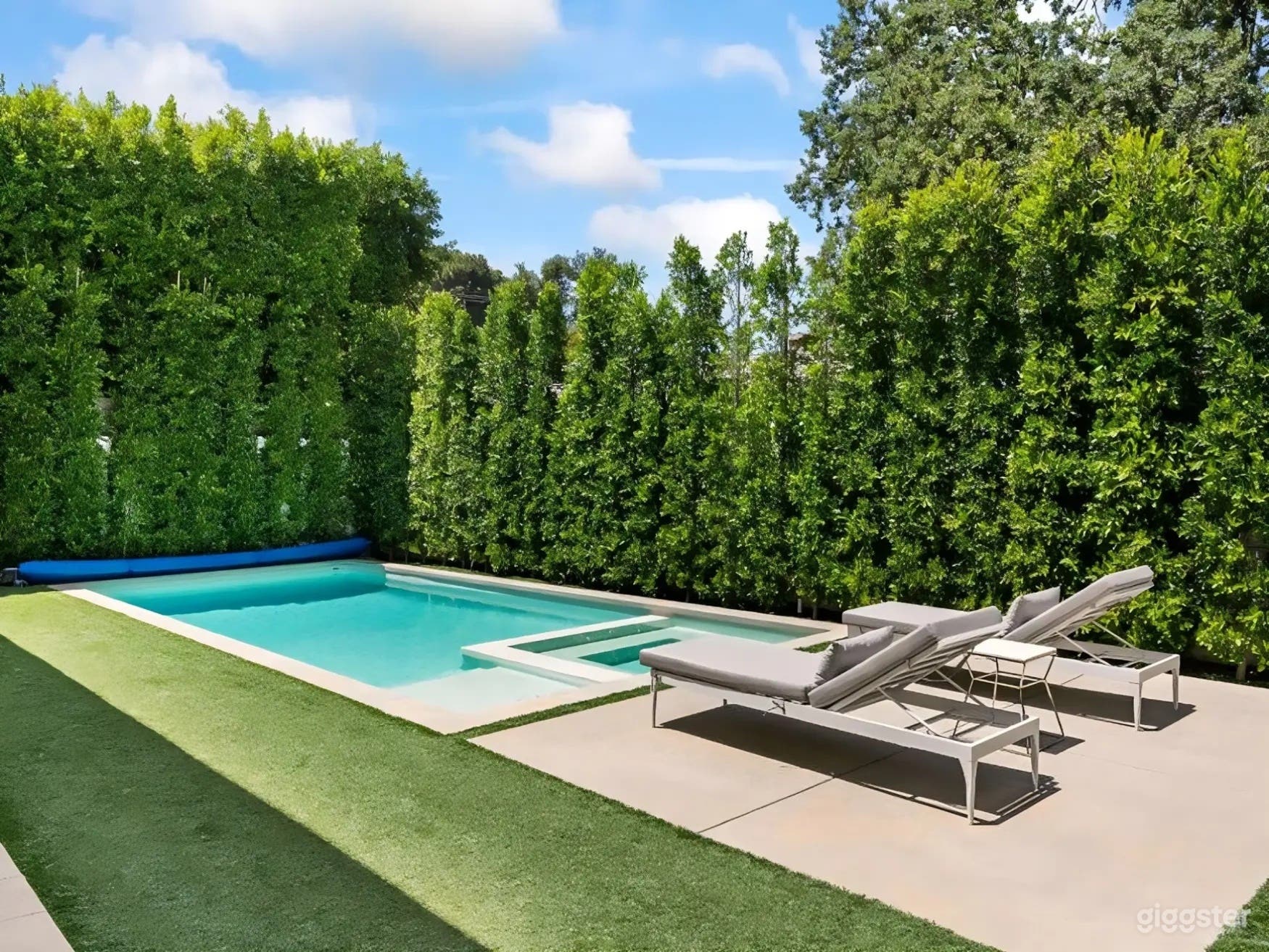 CRISP MODERN OUTDOOR POOL Photo 3