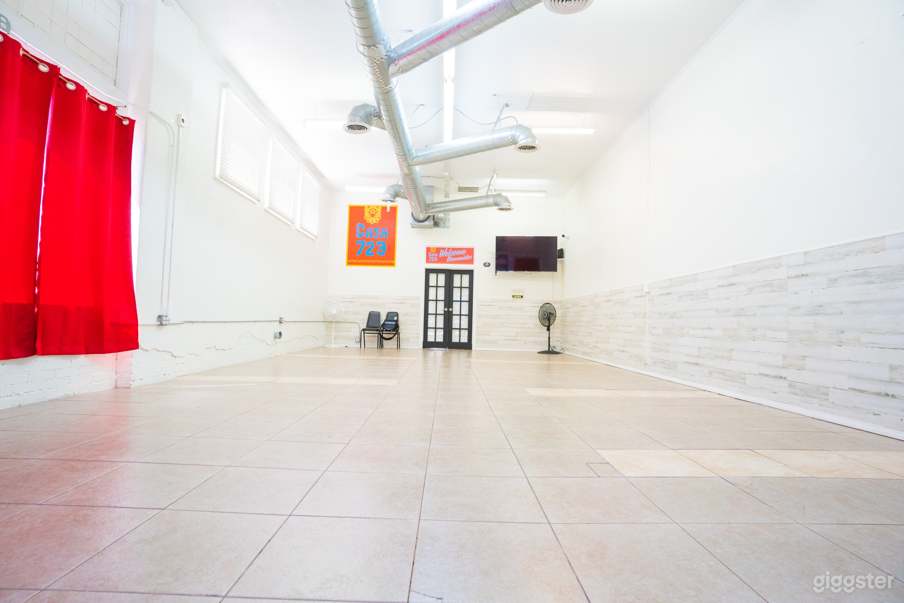 Roomy Urban Space Photo 3