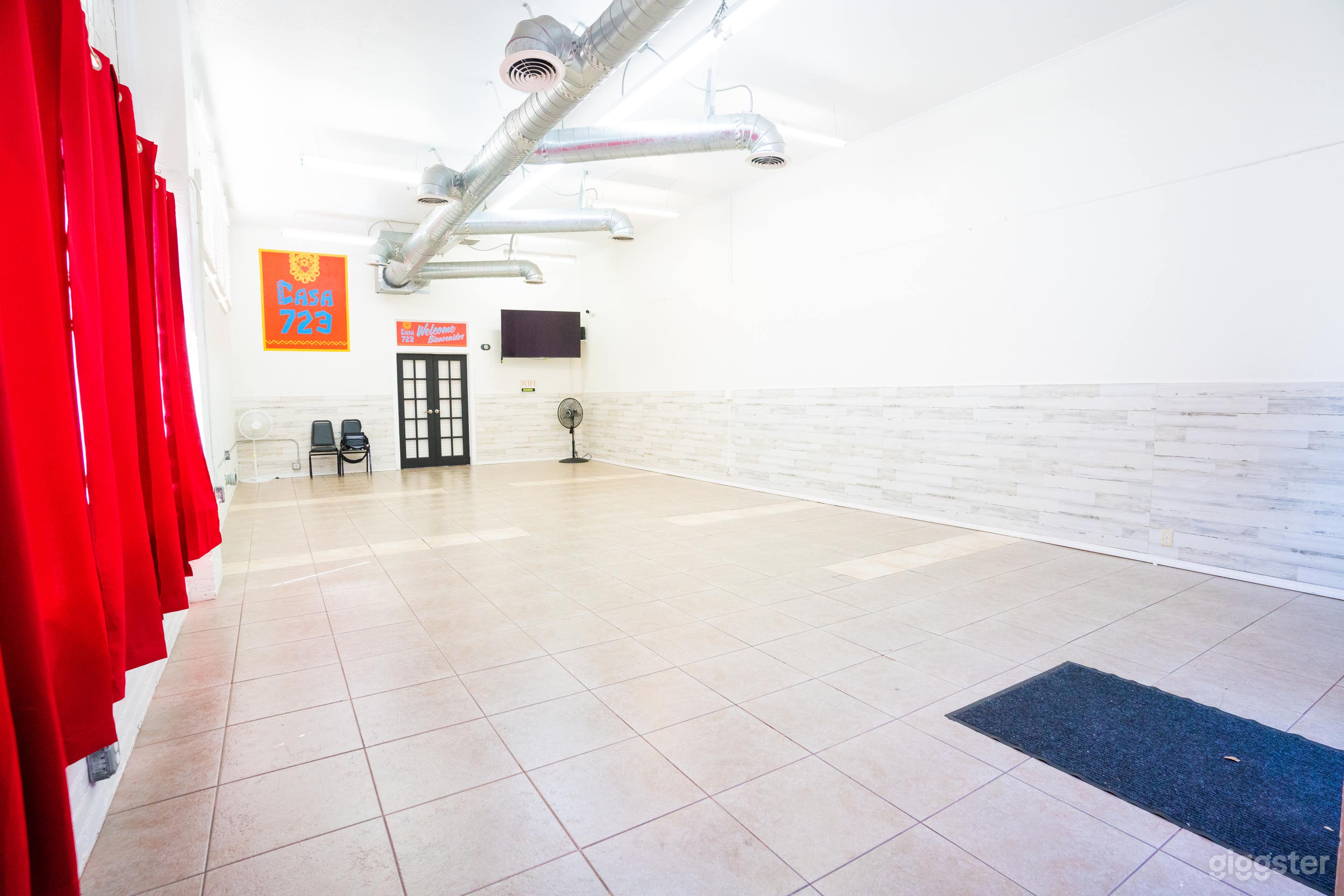 Roomy Urban Space Photo 4