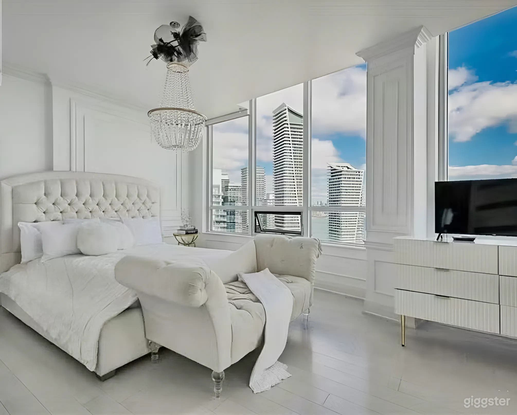 Penthouse City View Condo  Photo 4