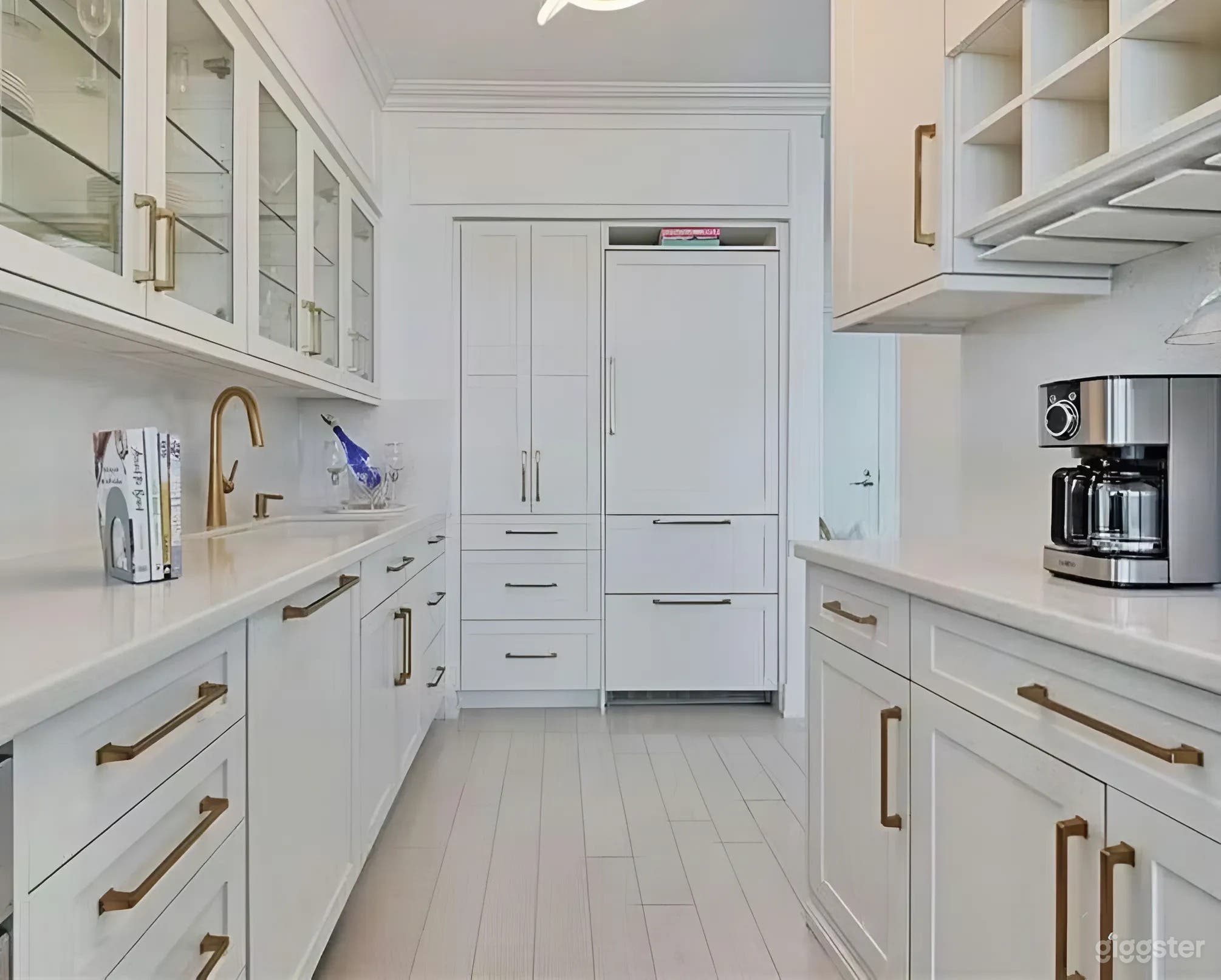 Penthouse City View Condo  Photo 3