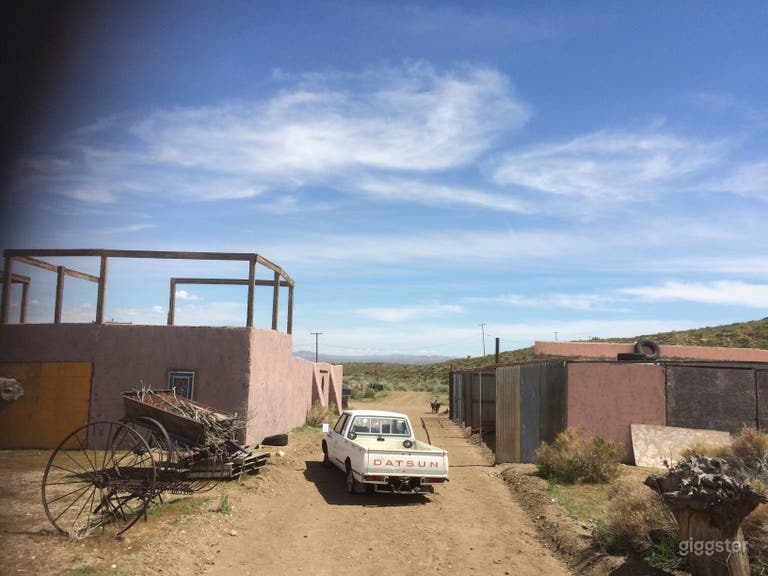  "Alley Between Compounds" set. Has 5 shops in alley. 