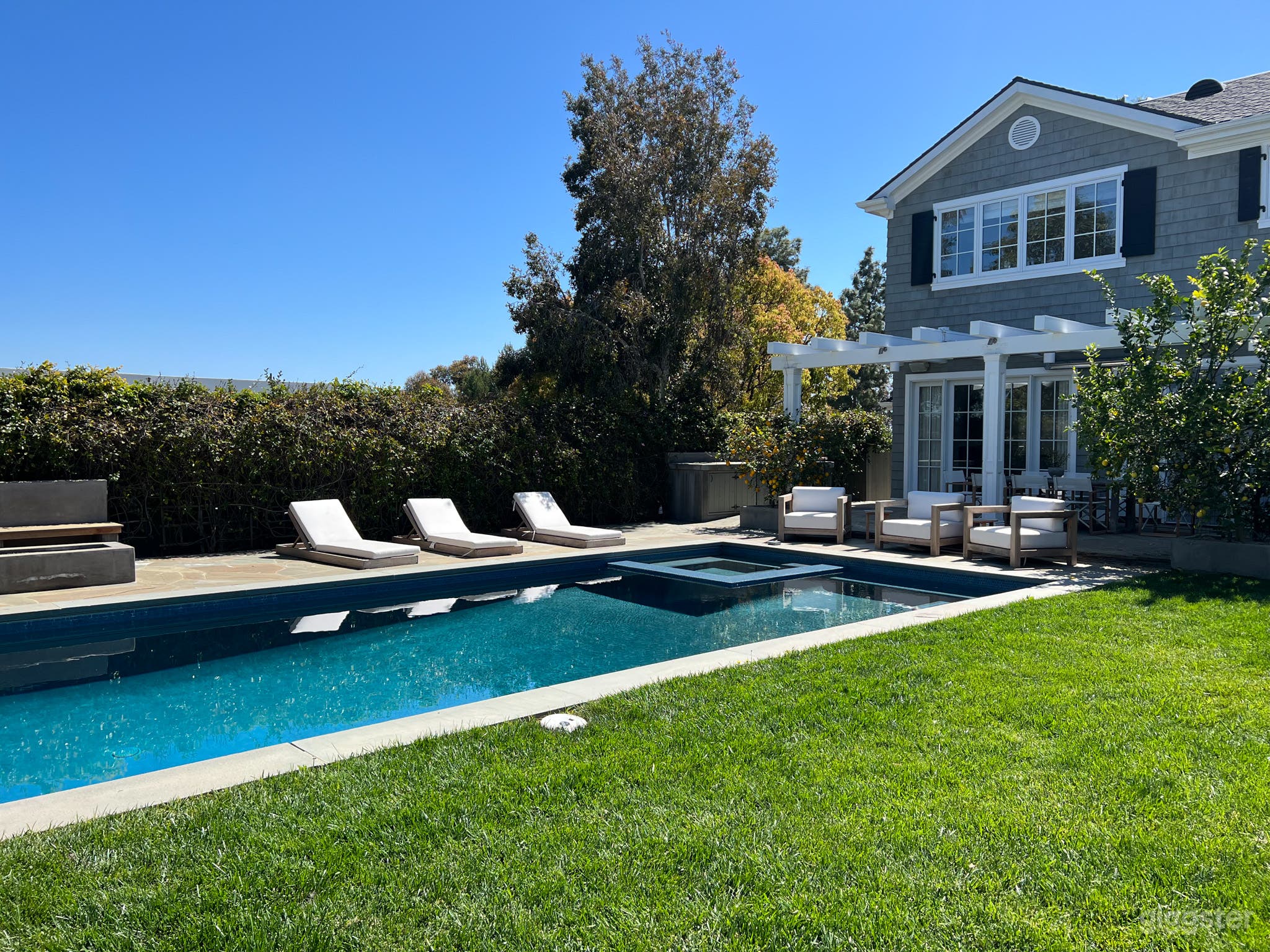 Bright Cape Cod Home  Photo 2