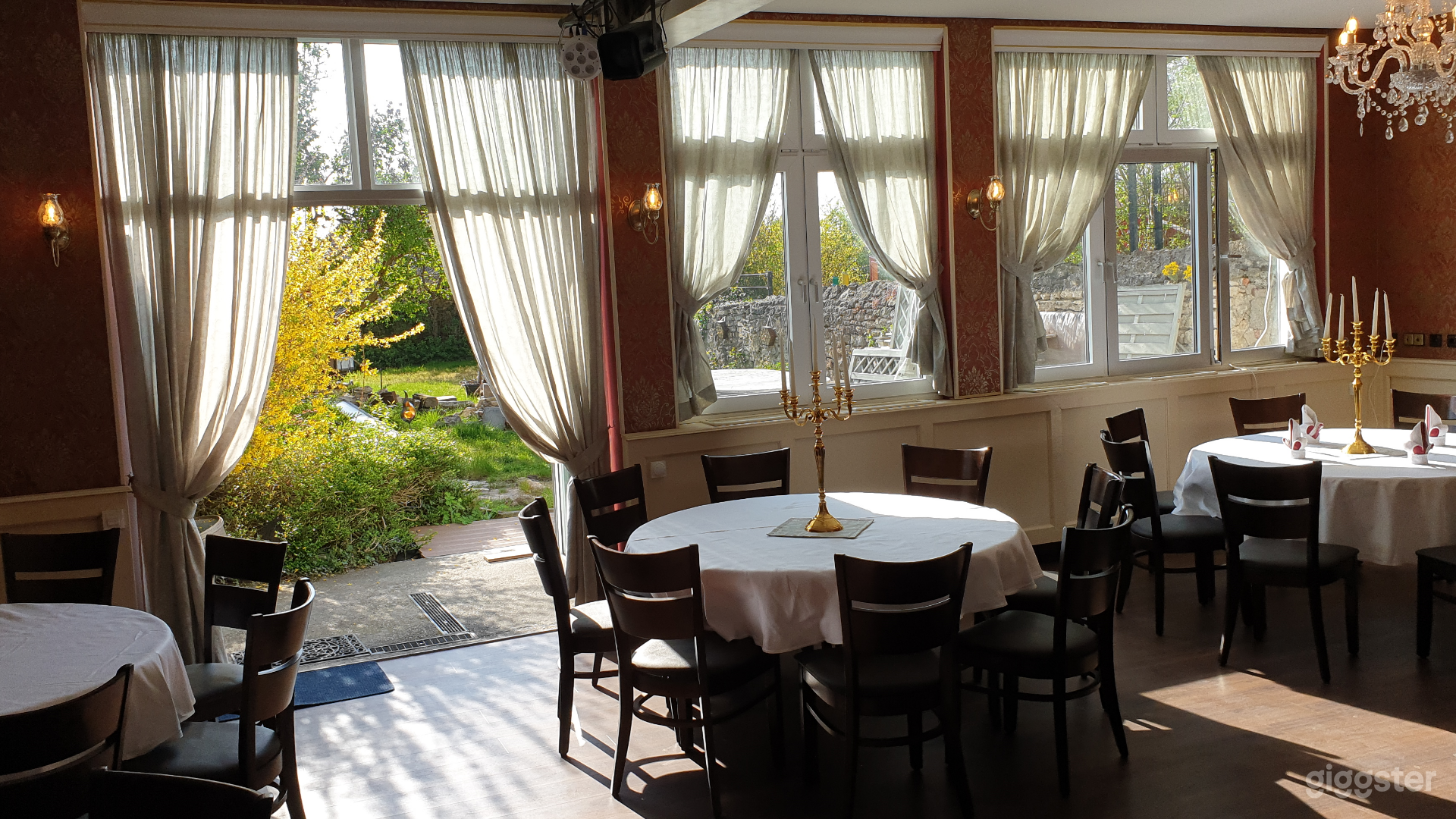 Little room with a view of the garden, over 200 square meters with lawn, terrace and garden stage