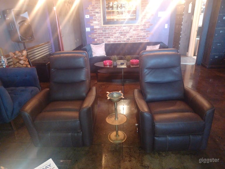  Comfortable and quiet  lobby area, perfect for Zoom meetings, relaxation, filming 