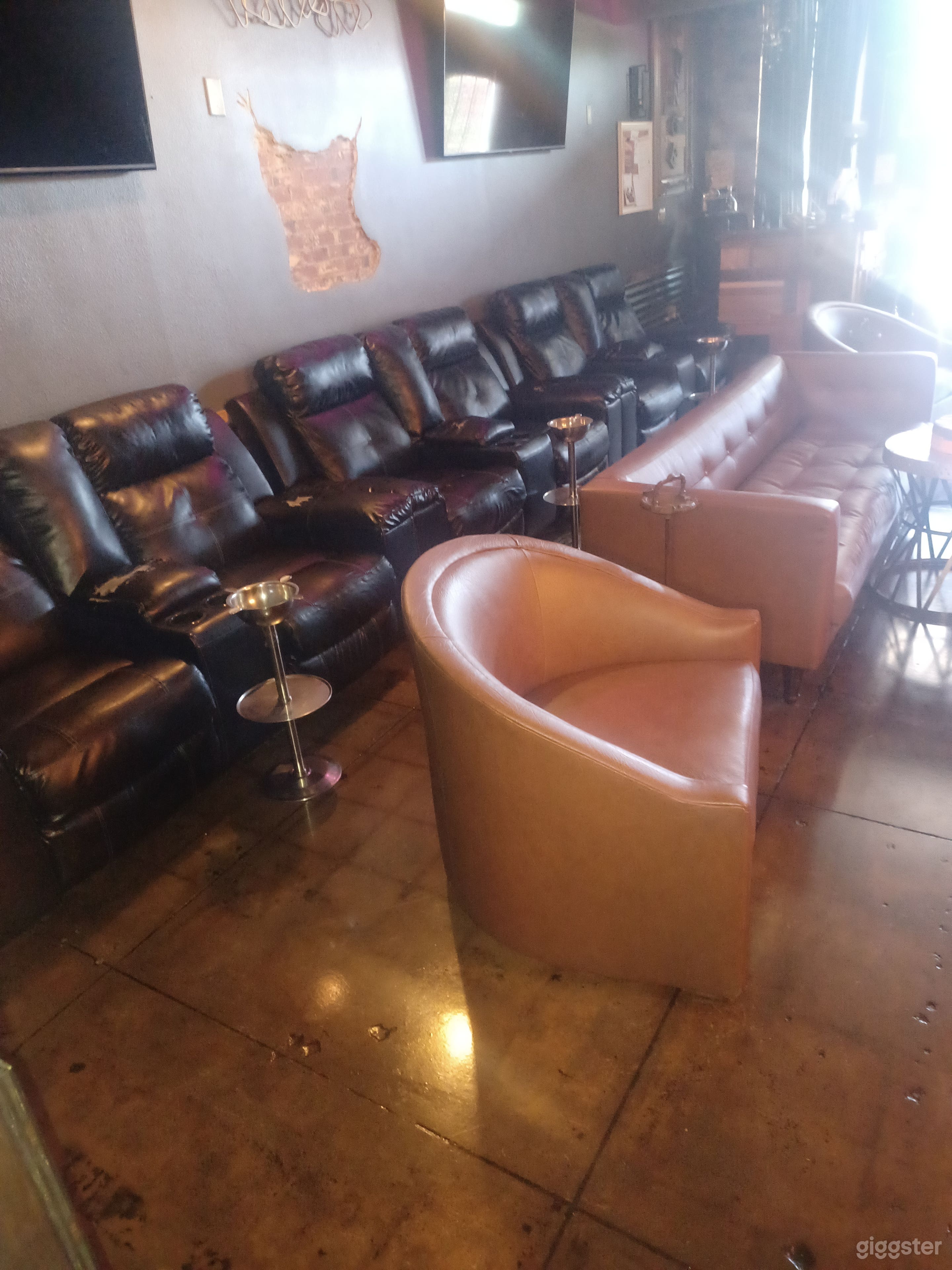 Comfortable and quiet  lobby area, perfect for Zoom meetings, relaxation, filming