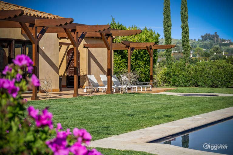   LUXURIOUS OASIS: BENEDICT CANYON'S CINEMATIC/POOL 