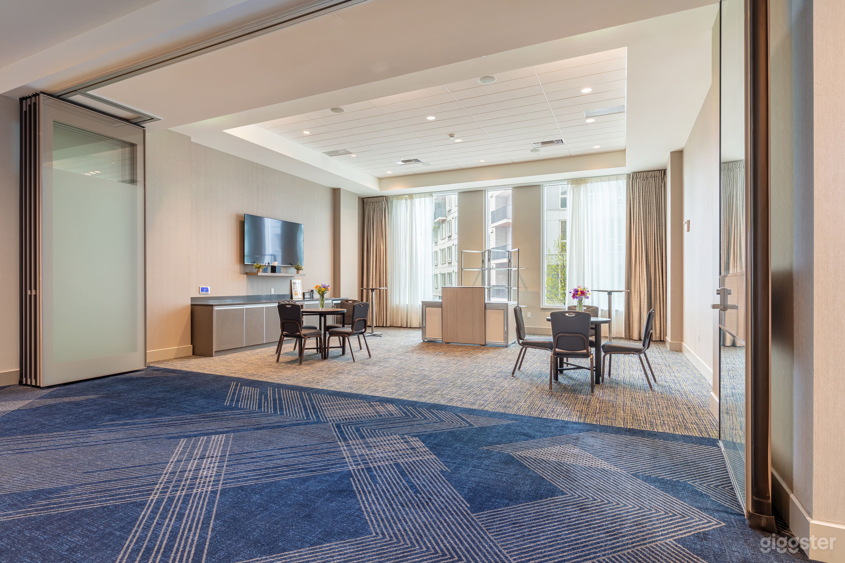 Willamette 2 - Glass Doors Open