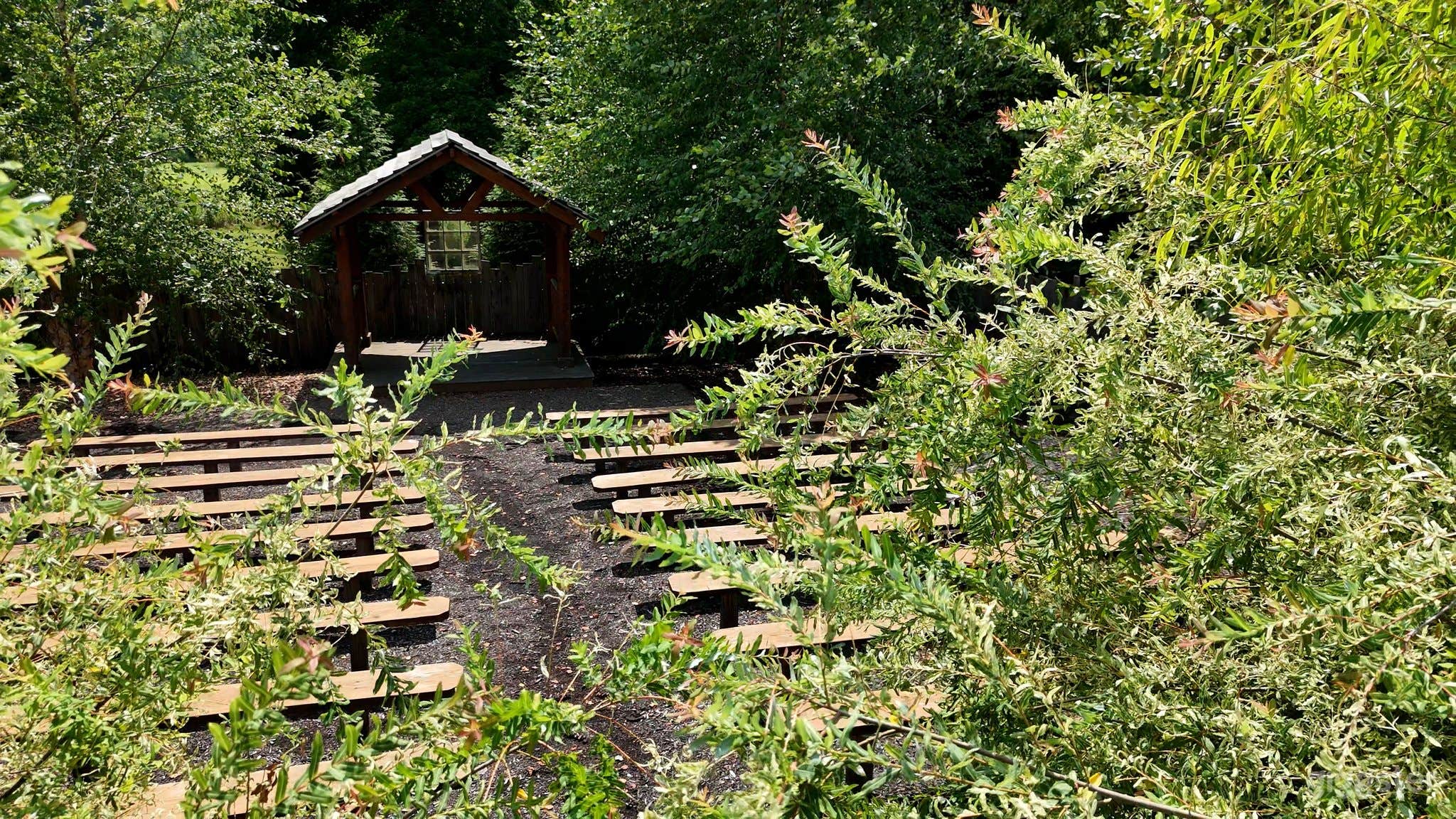 Lovely outdoor ceremony venue  Photo 4